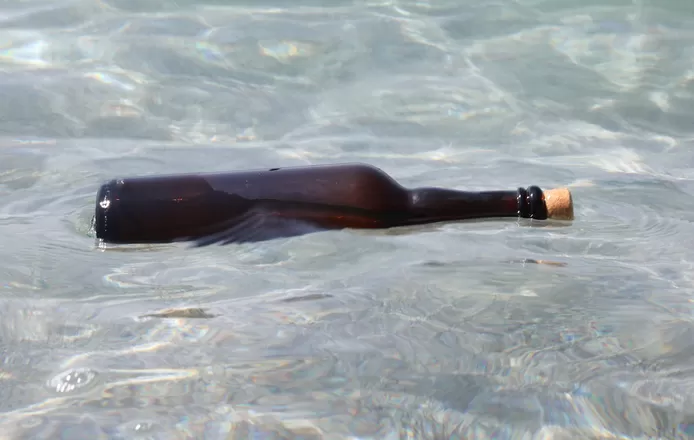 Quatre pêcheurs meurent après avoir bu le contenu de bouteilles trouvées en mer au Sri Lanka